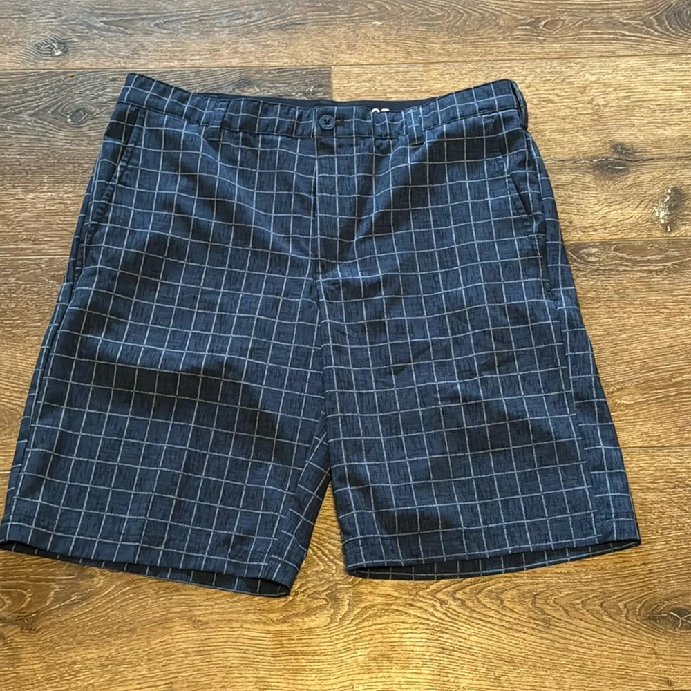 Izod blue golf shorts 34